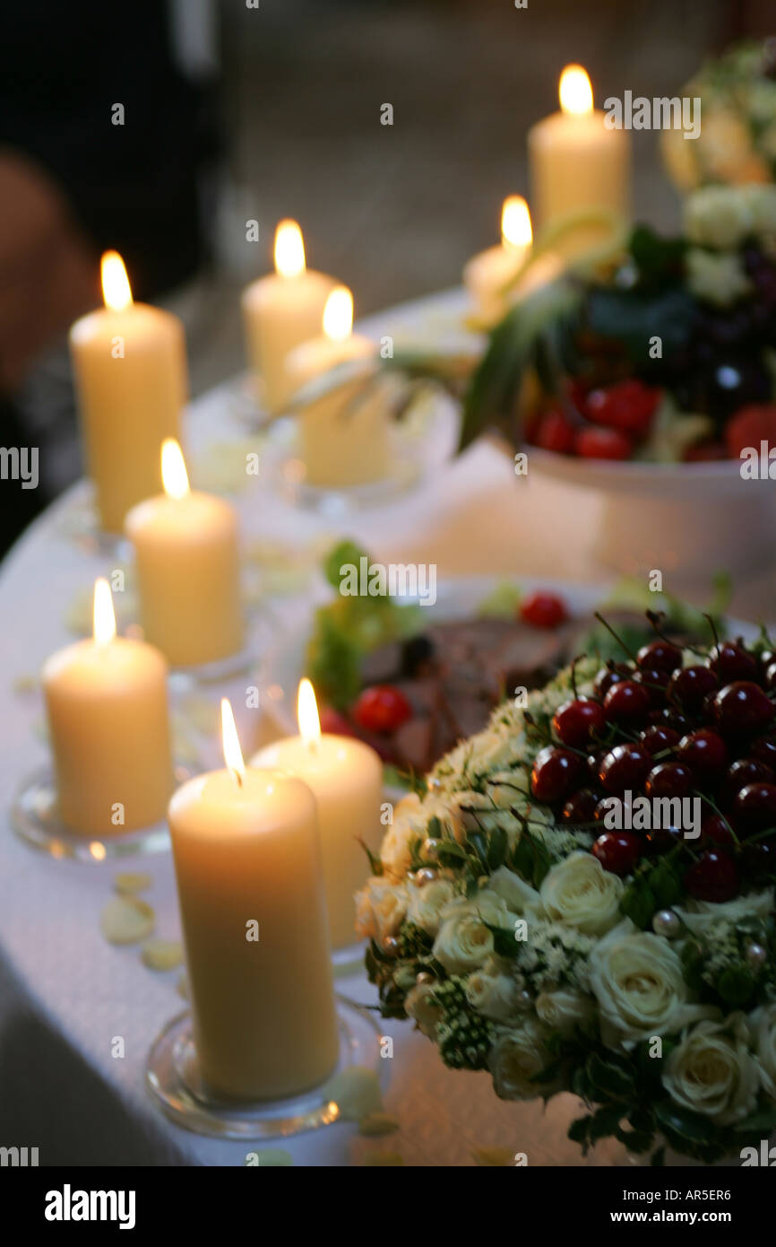 Eine Nahaufnahme Portrait einer Tabelle, die sehr schön angelegte bei einer Hochzeitsfeier. Sie sehen die Candls Verbrennung Stockfoto