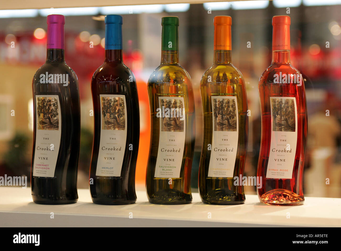 Einen Überblick über fünf krumm Rebe Weinflaschen in einer Zeile dargestellt. Stockfoto