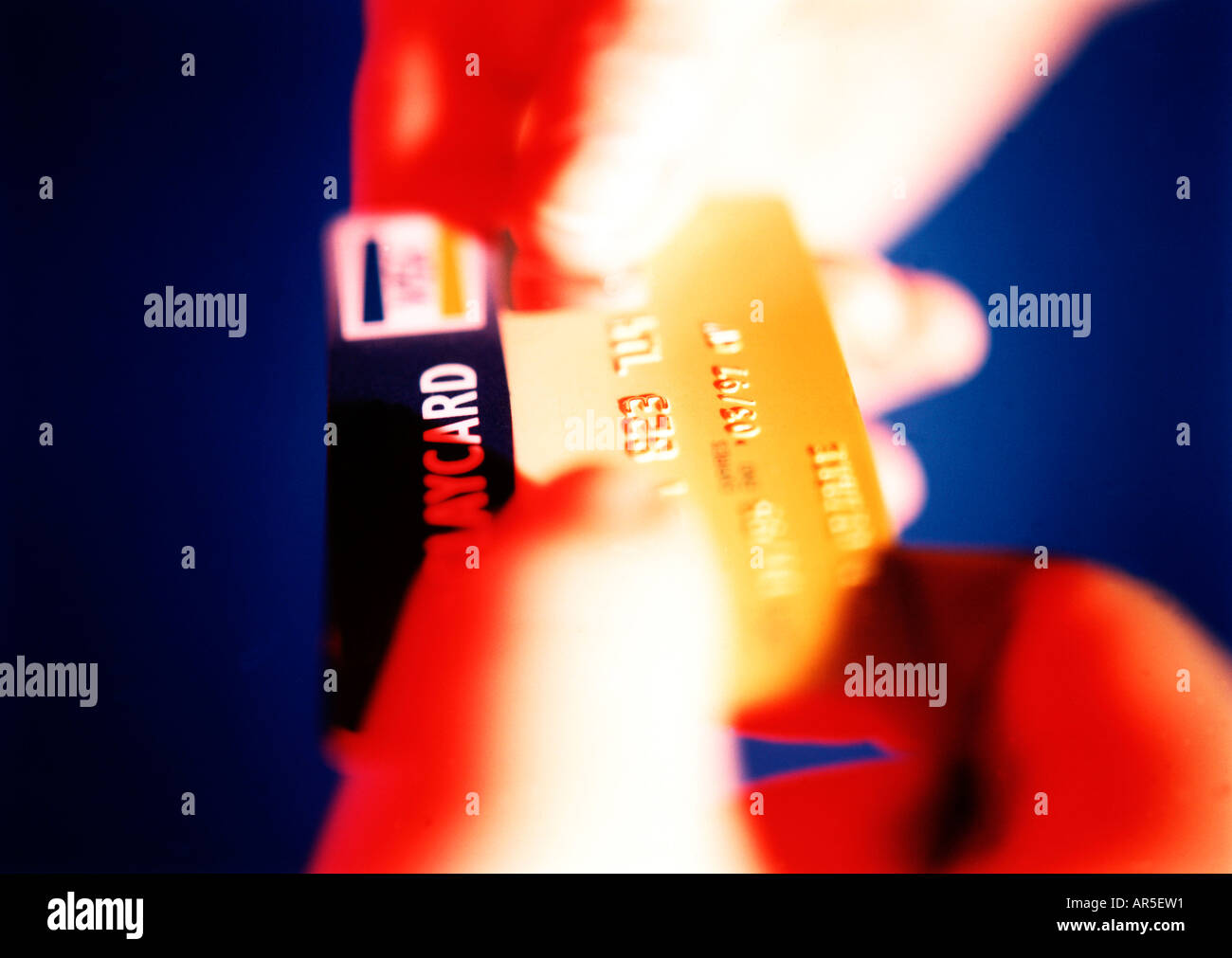 Einen allgemeinen Überblick über jemand hält eine Barclaycard Kreditkarte, die sie verwenden, um mit Zahlen Stockfoto