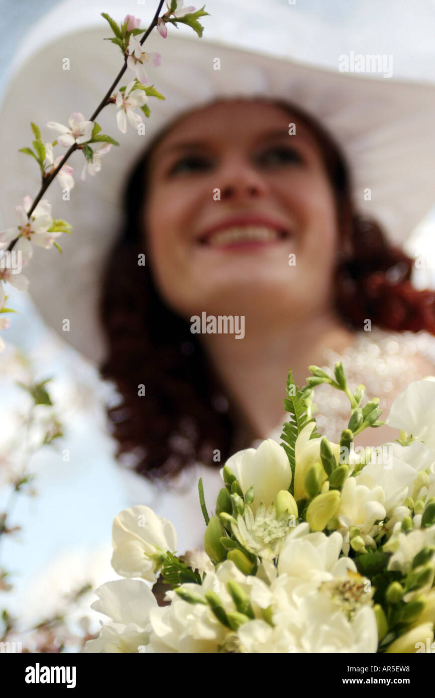 Eine Nahaufnahme Portrait einer Braut am Hochzeitstag hier trägt ein weißes Brautkleid Stockfoto