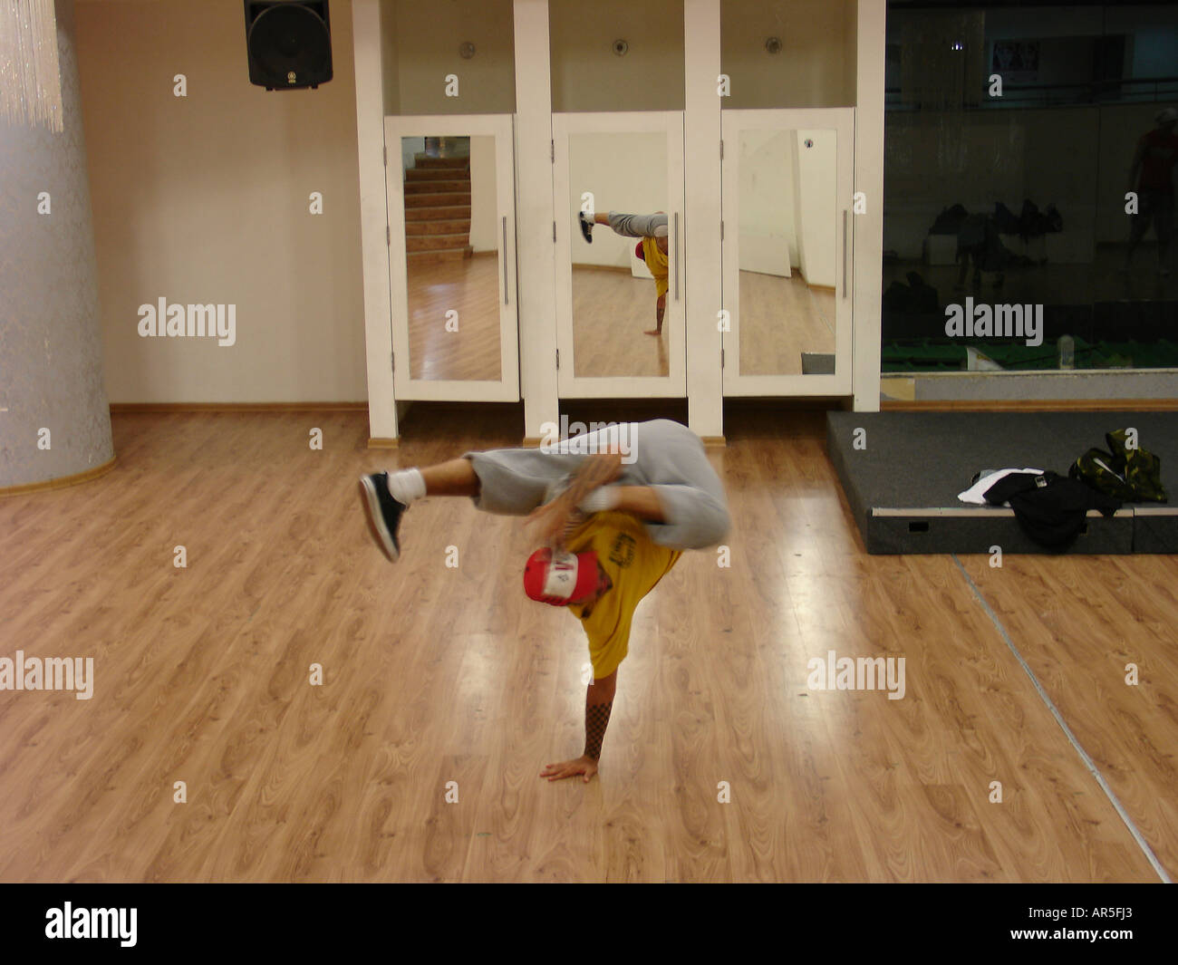 Ein breakdancer Eine durchführen - übergeben freeze Stockfoto