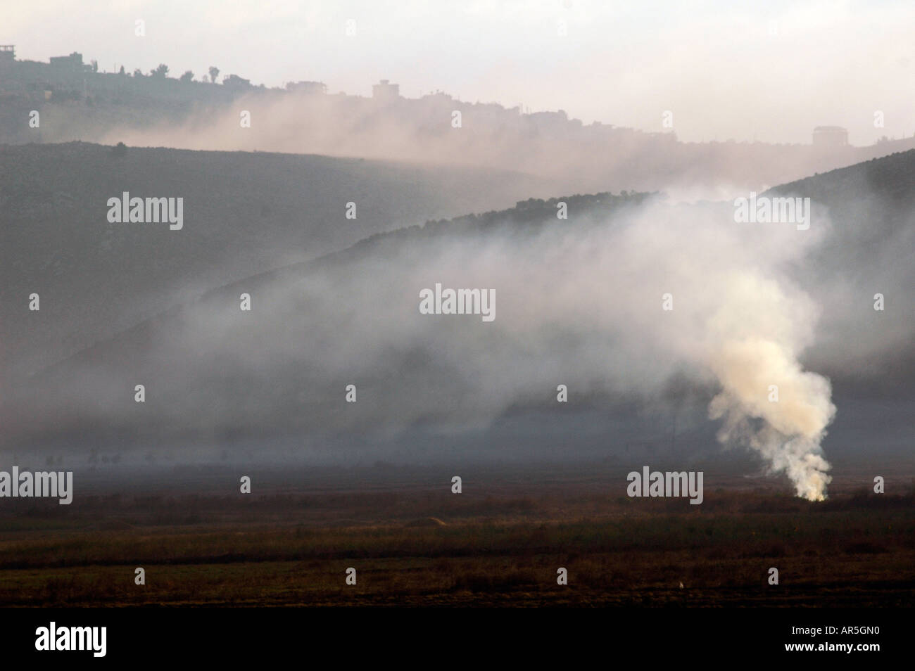 Rauch entsteht über Freifläche im Südlibanon, die nach einem Artillerie-Beschuss Israels Armee während der Israel - Hisbollah Krieg. Stockfoto