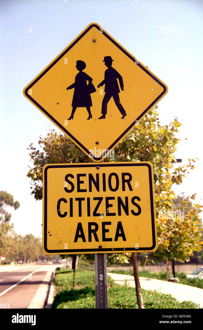 Eine Straße Zeichen warnt vorbeifahrenden Autofahrer über das mögliche Vorhandensein von ältere Fußgänger in Irvine, Kalifornien, USA. Stockfoto