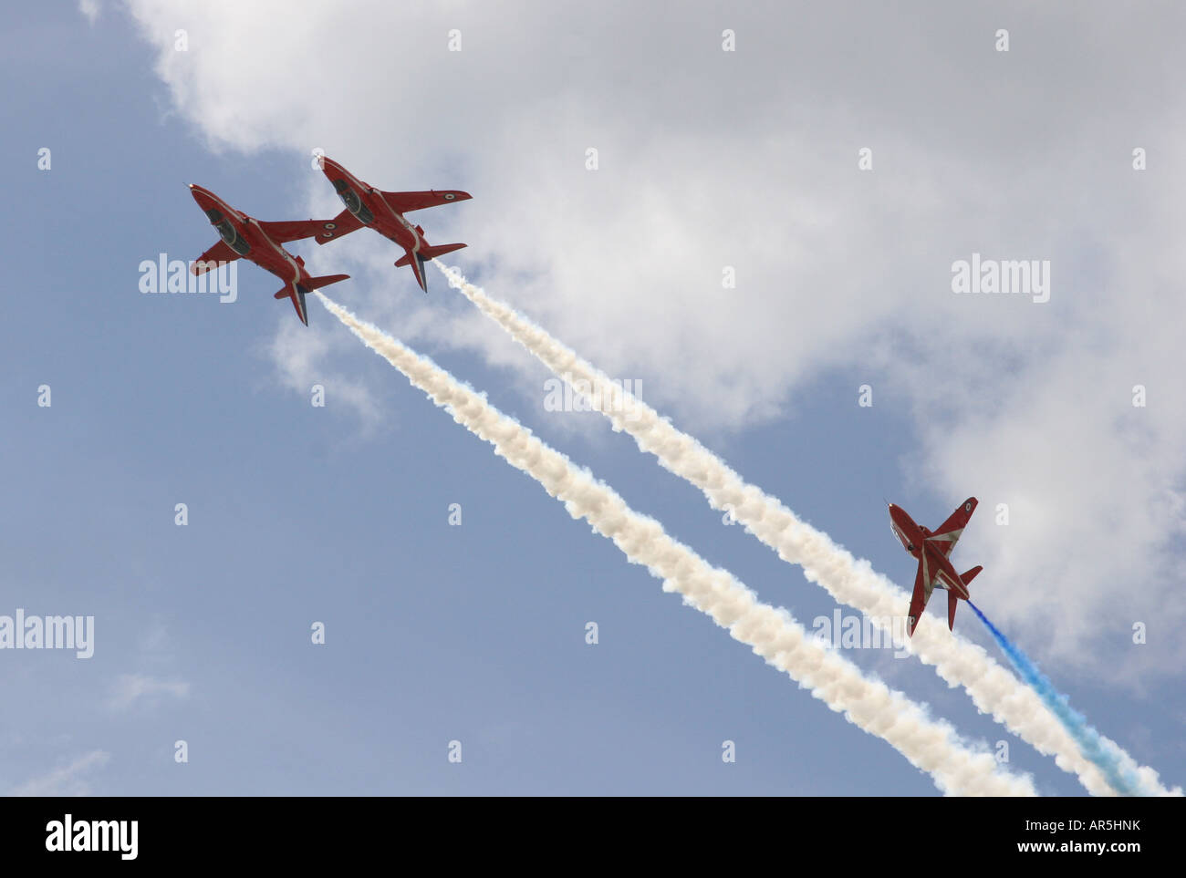 Drei der weltweit berühmten Royal Air Force Red Arrows an einem teilweise bewölkten Himmel über Bournemouth, Dorset während der jährlichen Sommer-Karneval Stockfoto