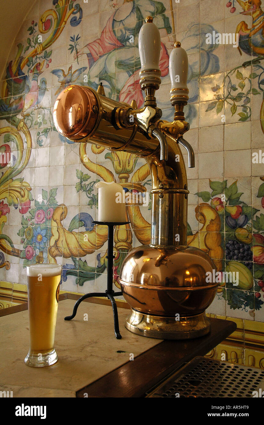 Alte Kupfer Bier und bemalte Zinn - Glasierte keramische Kacheln in Crevejaria Trindade Restaurant Bar im Stadtteil Bairro Alto Lissabon Portugal Stockfoto