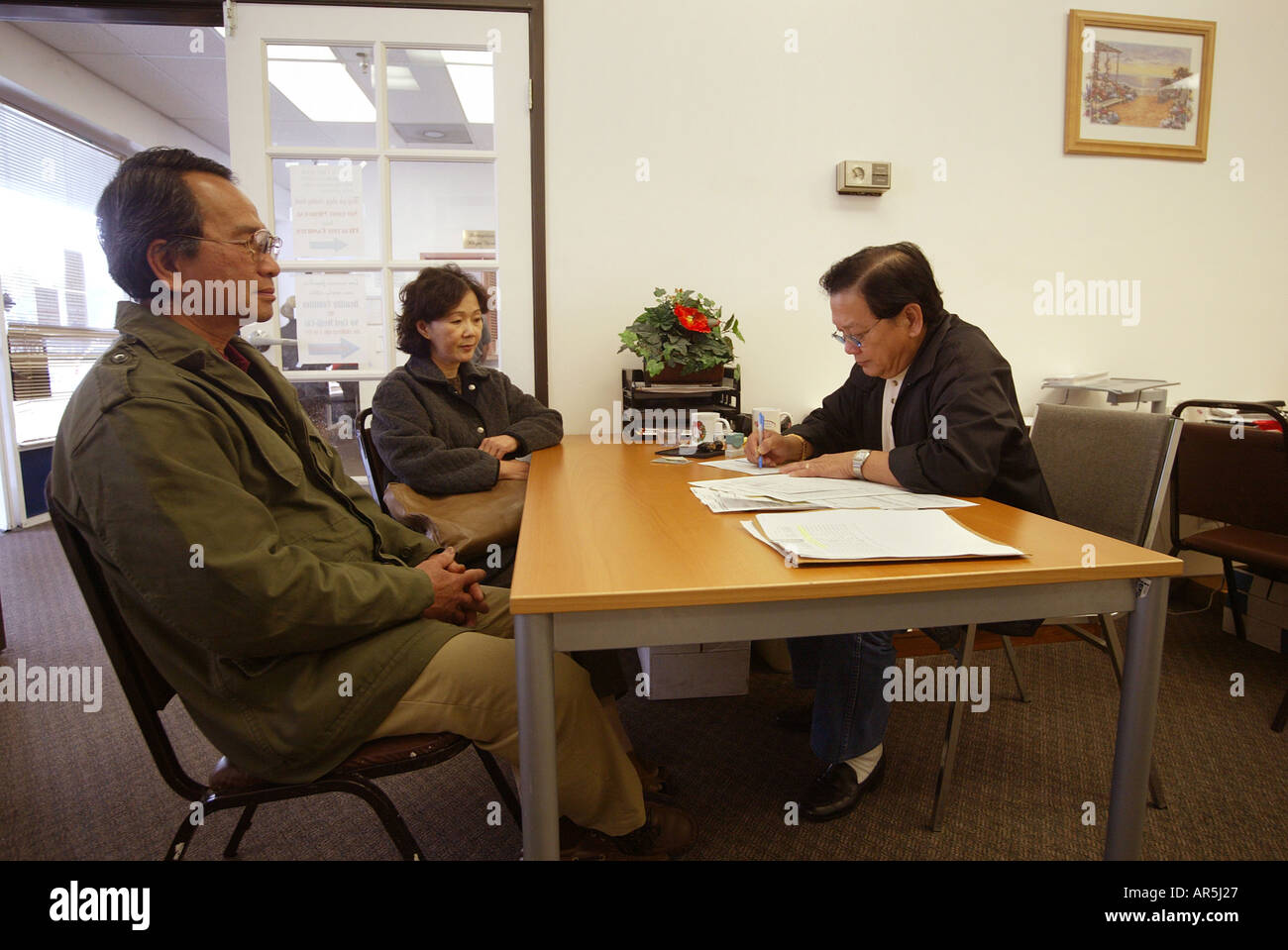 Vietnamesisch Paar an einer Aufnahme Schreiber Schreibtisch bei der vietnamesisch-amerikanische Gemeinschaft Klinik Garden Grove, Kalifornien, USA. MODEL-RELEASE Stockfoto