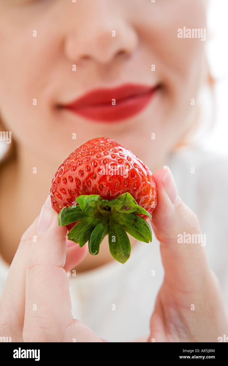 Frau mit einer Erdbeere Stockfoto