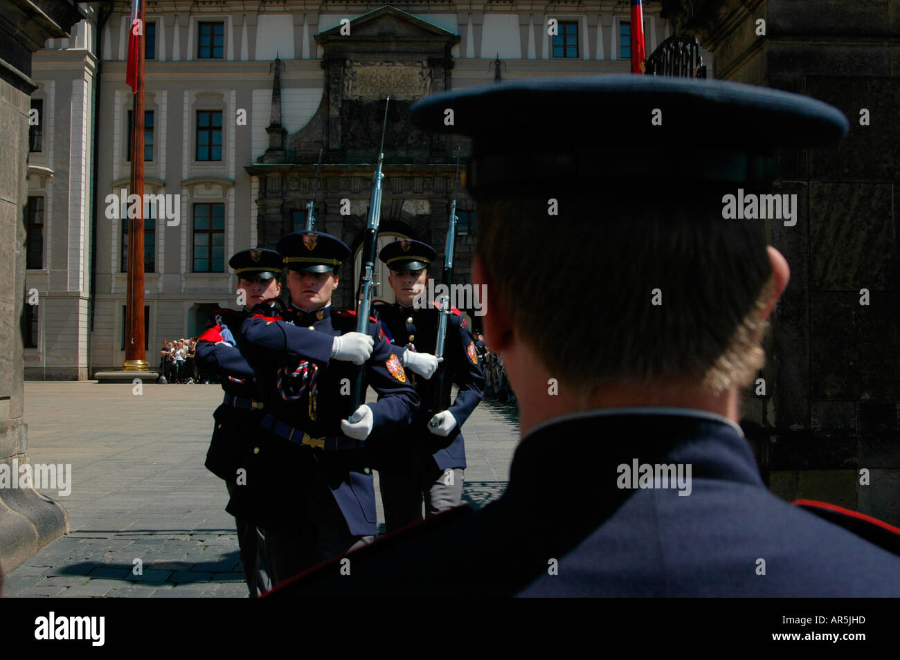Burg-Wächter marschieren während Veränderung der Wachen Prozess am Haupteingang zur Prager Burg in Tschechien Stockfoto