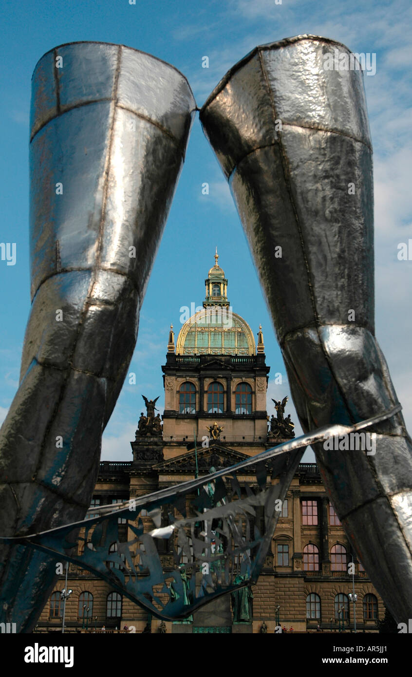 Moderne Kunstinstallation mit zwei metallischen Stiefelstrukturen, die einen Blick auf das Nationalmuseum auf dem Wenzelsplatz in Prag, Tschechien, einrahmen Stockfoto