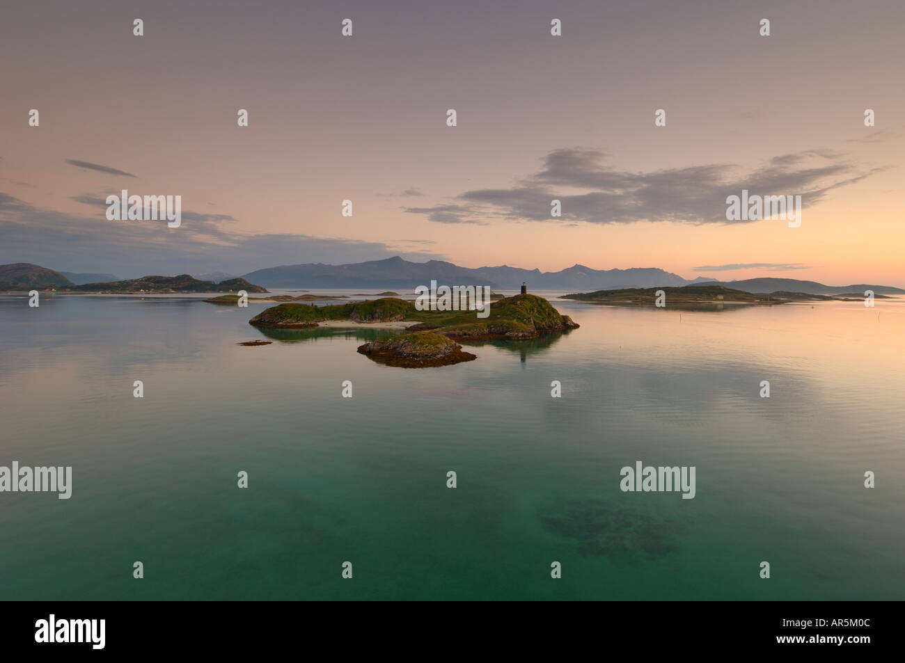 Sonnenuntergang von der Brücke aus Sommaroy Kvaloya Insel, westlich von Tromsø, Norwegen Stockfoto