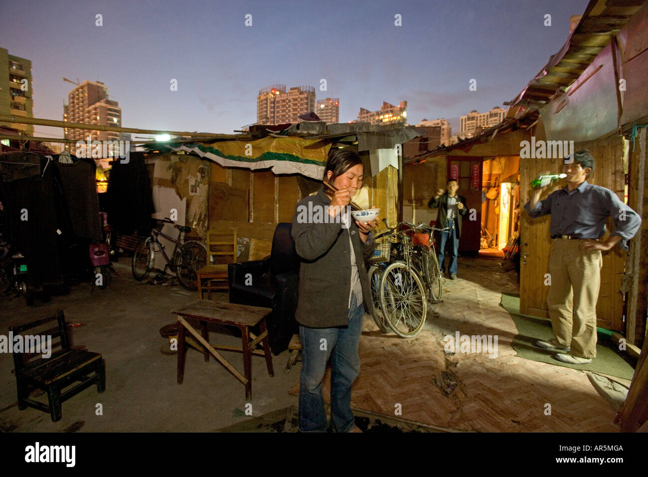 Essen außerhalb selbstgebaute Hütten aus Abbruchmaterial, Hongkou Stockfoto