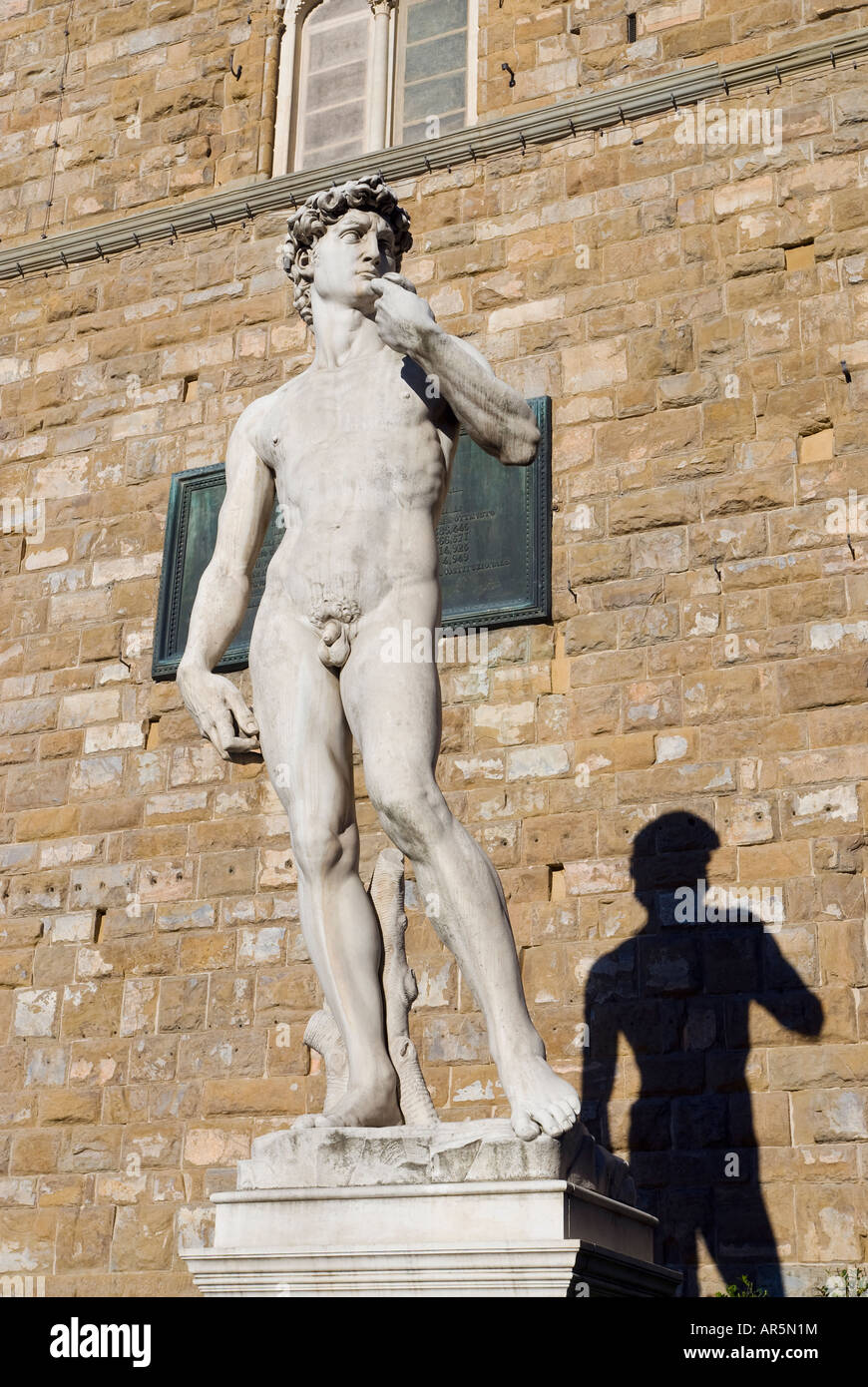 Florenz, Italien. Nachbildung der David-Statue von Michelangelo befindet sich in der Piazza della Signoria vor dem Palazzo Vecchio. Stockfoto