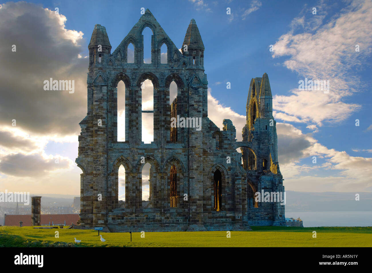 Whitby Abtei mit Grabsteine bei Sonnenuntergang Stockfoto
