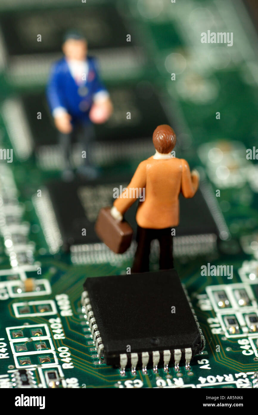 Spielzeug Geschäft Männer Figuren stehend auf Computer-Platine Stockfoto
