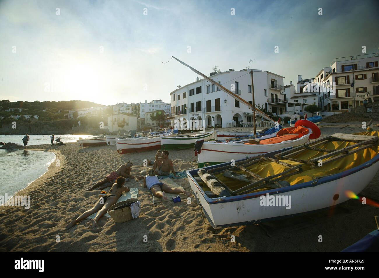 Costa Brava, Menschen Baden am Strand von Callela, Costa Brava, Katalonien in Spanien Stockfoto
