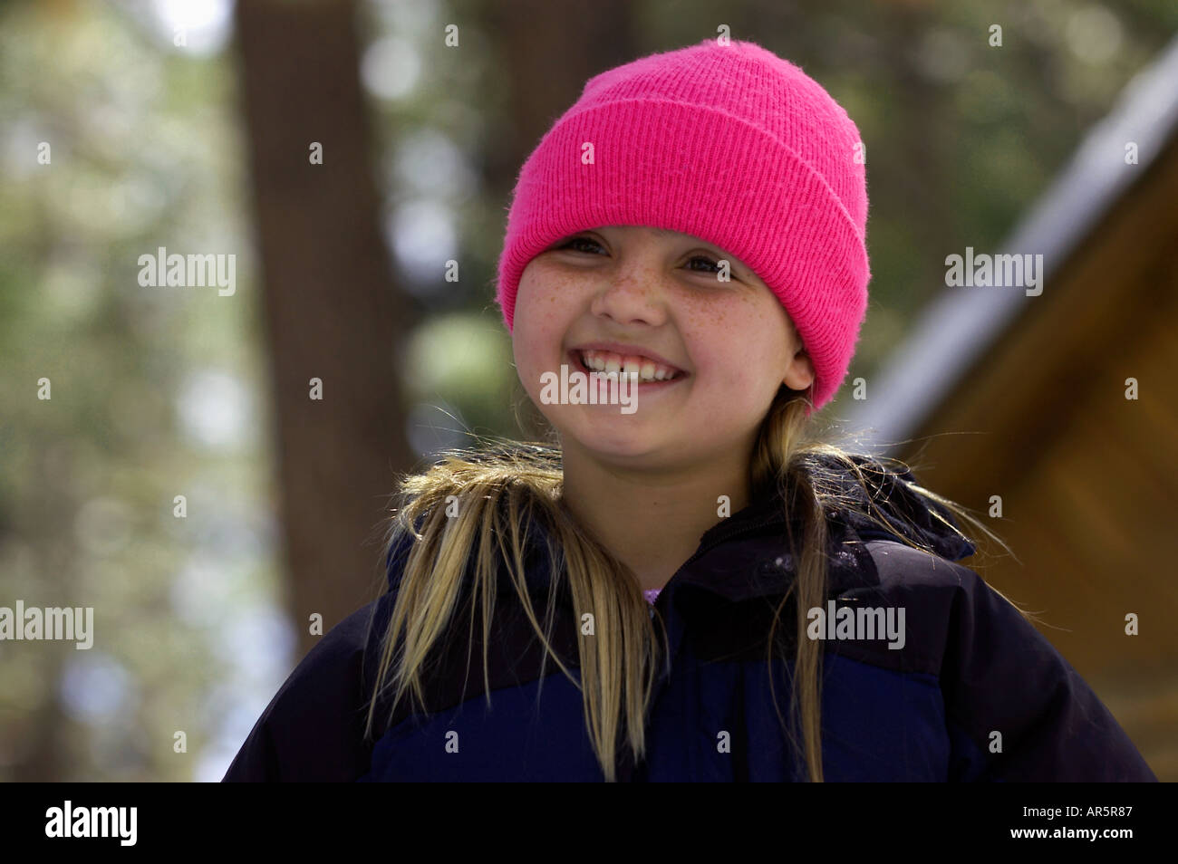 Mädchen mit Winterkleidung Stockfoto