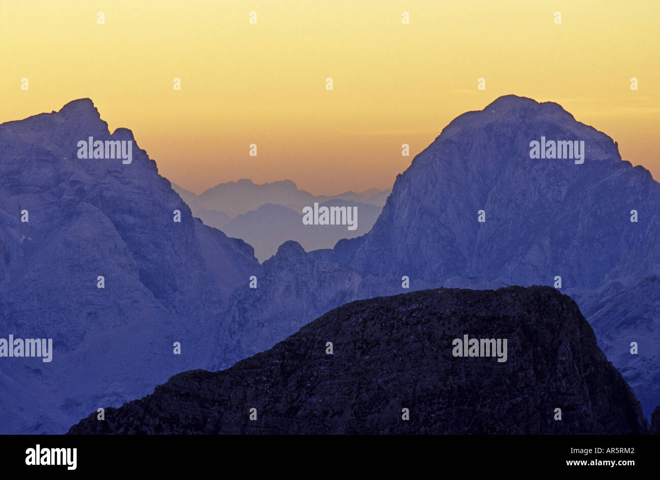 Romantischer Sonnenuntergang Himmel und Alpenglühen, Blick von der Hütte Kredarica oder Triglavski Dom, Triglav Nationalpark, Julischen Alpen, Slowenien, A Stockfoto