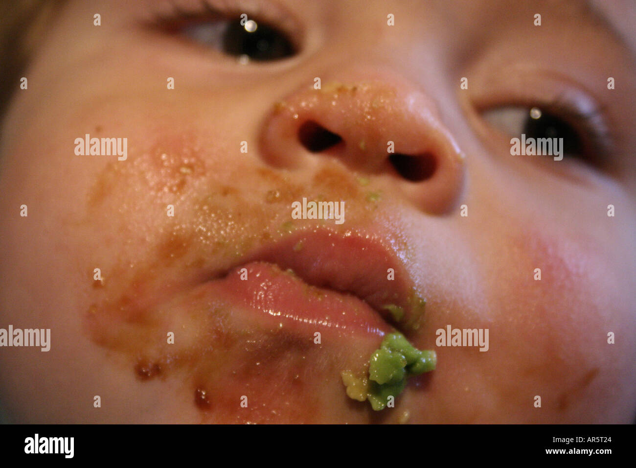 Jungen Kind essen Avocado Birne Stockfoto