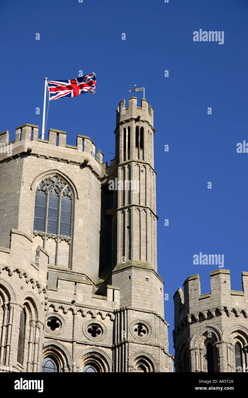 Ely Kathedrale Turm fliegen den Union Jack. Stockfoto