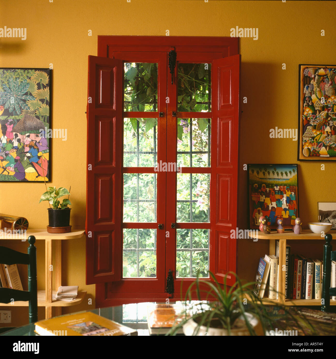 Roten Fensterläden und Windowframe auf Französisch Türen in gelb 70er Jahre Spanisch Esszimmer Stockfoto
