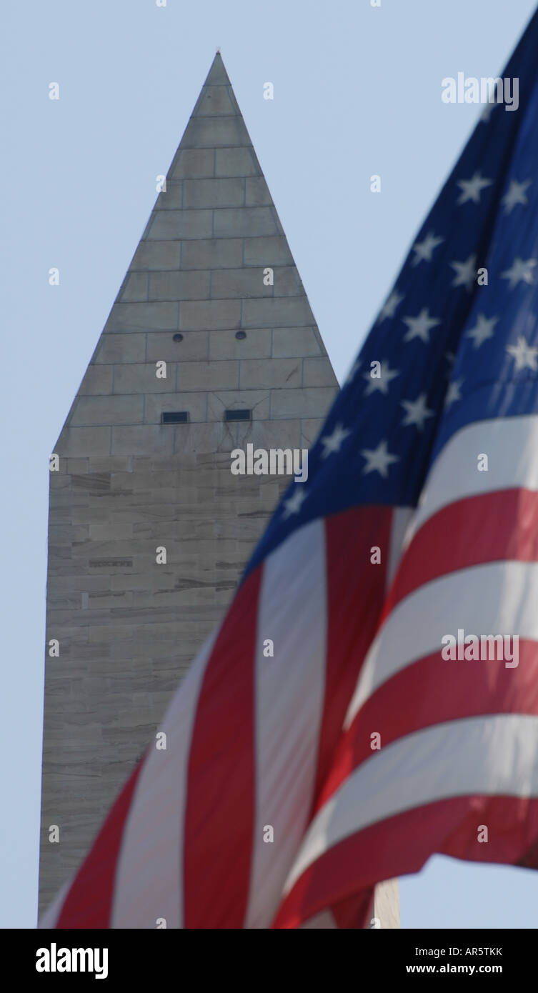 Stars And Stripes vor dem Washington Monument DC Stockfoto