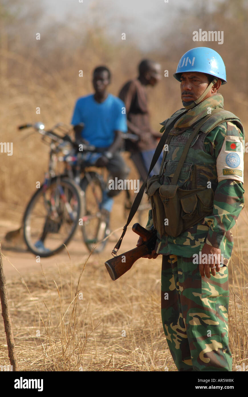 Ein UN-Soldat an einer Grenzkontrollstelle in Juba, Südsudan Stockfoto