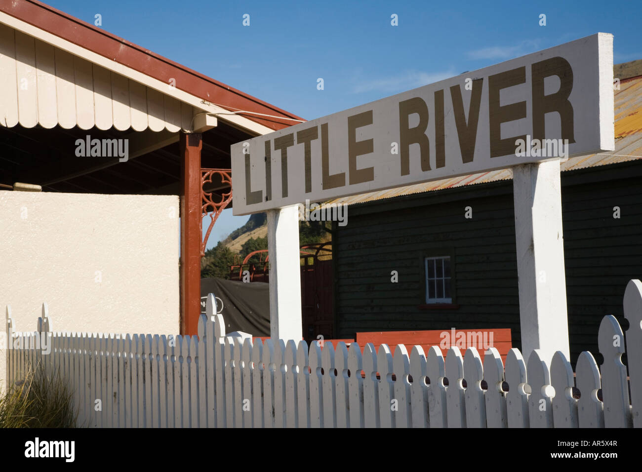 Dorf legen Namensschild auf weißen Holzzaun vor alten Bahnhof "Little River" New Zealand Stockfoto