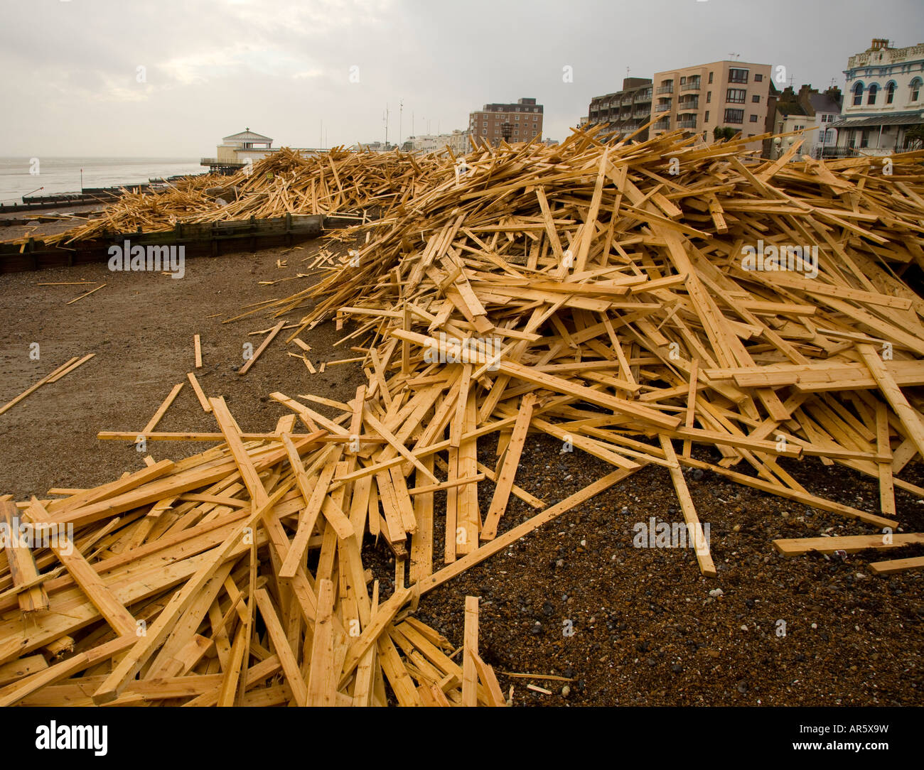 Hölzerne Trümmer von der Ice Prince Worthing Strand angespült Stockfoto