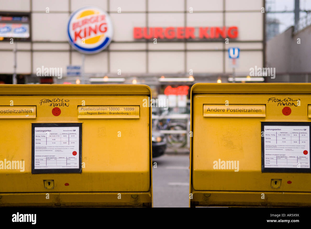 Zwei gelbe Briefkästen in der Nähe von Bahnhof der Bahnhof Zoo, Berlin  Deutschland Stockfotografie - Alamy
