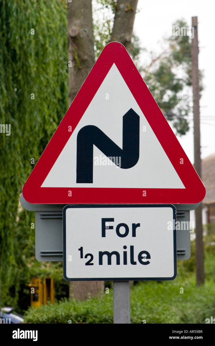 Biegungen in Straße für Hälfte ein Meile-Schild Stockfoto