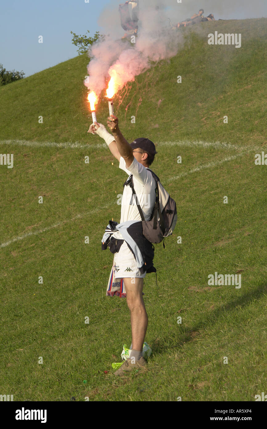 Ein Mann hellauf Feuerwerk seine Begeisterung zum Ausdruck zu bringen, nachdem das WM-Spiel beendet Olympia Centrum München Stockfoto