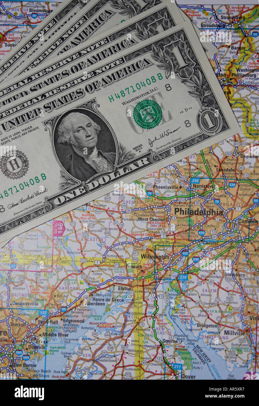 US amerikanische Dollarscheine auf einer Karte von USA Stockfoto