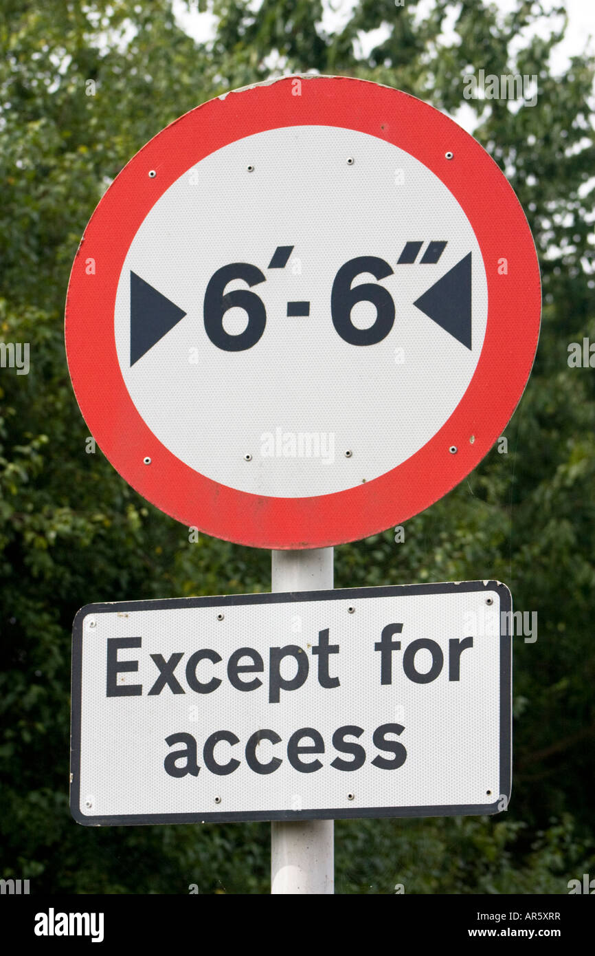 Kein Zugang für Fahrzeuge über 6 Fuß 6 Zoll in der Breite außer  Zufahrtsstraße Zeichen Stockfotografie - Alamy