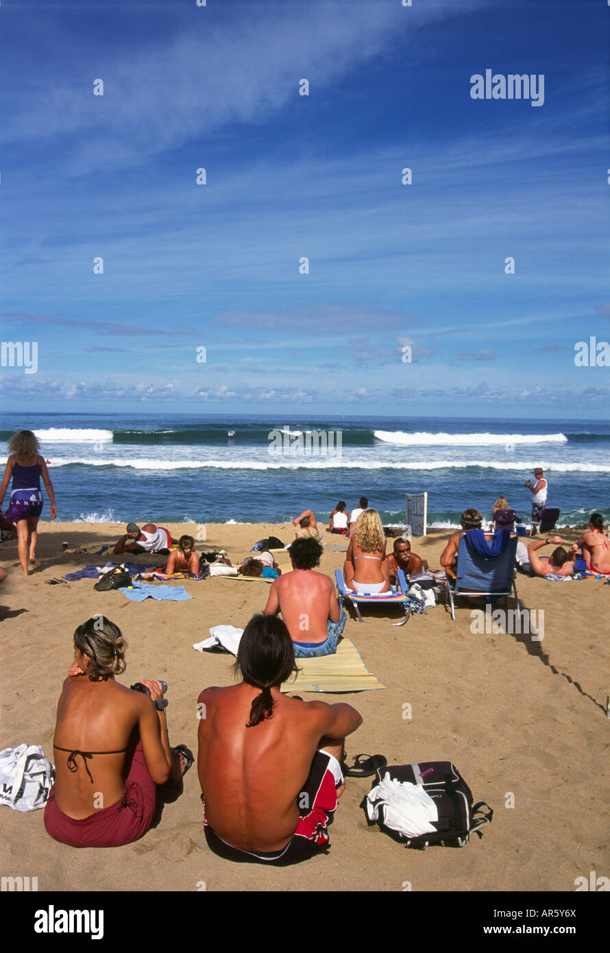 Eine Menschenmenge sitzen am Strand beobachten Bestandteil der Triple Crown-Surf-Wettbewerb in Haleiwa auf der Nordküste von Oahu, Hawaii Stockfoto