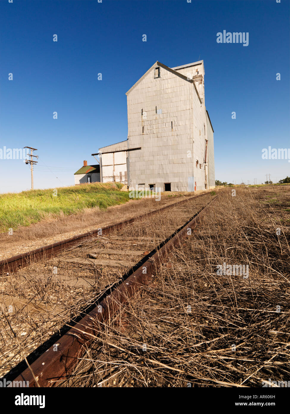 Getreidesilo und Eisenbahnschienen Stockfoto