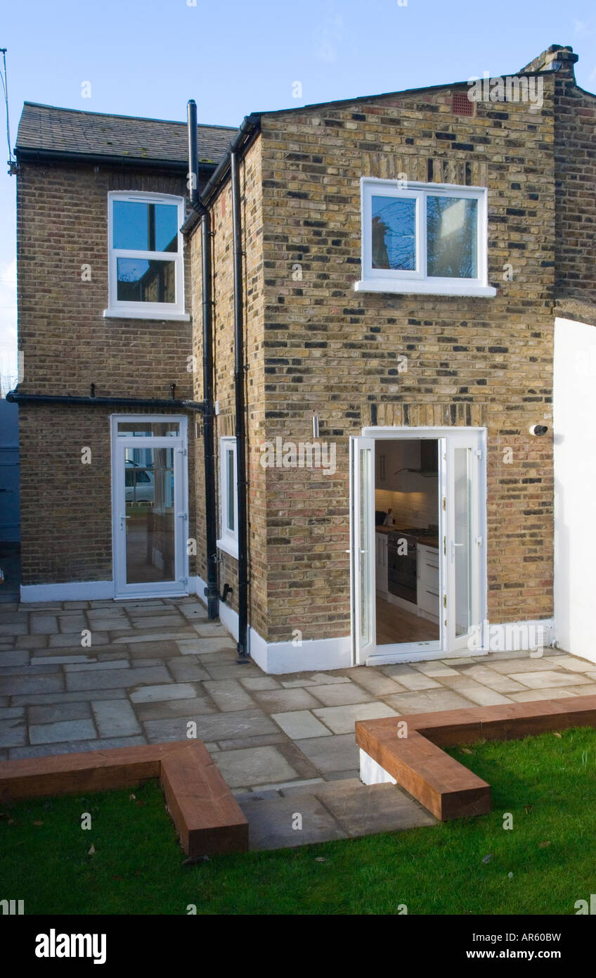 London kleines edwardianisches Reihenhaus mit kleinem, modernem Garten. Vor kurzem fertig und bereit zum Verkauf. East Dulwich SE 2000er Jahre um 2005 HOMER SYKES Stockfoto