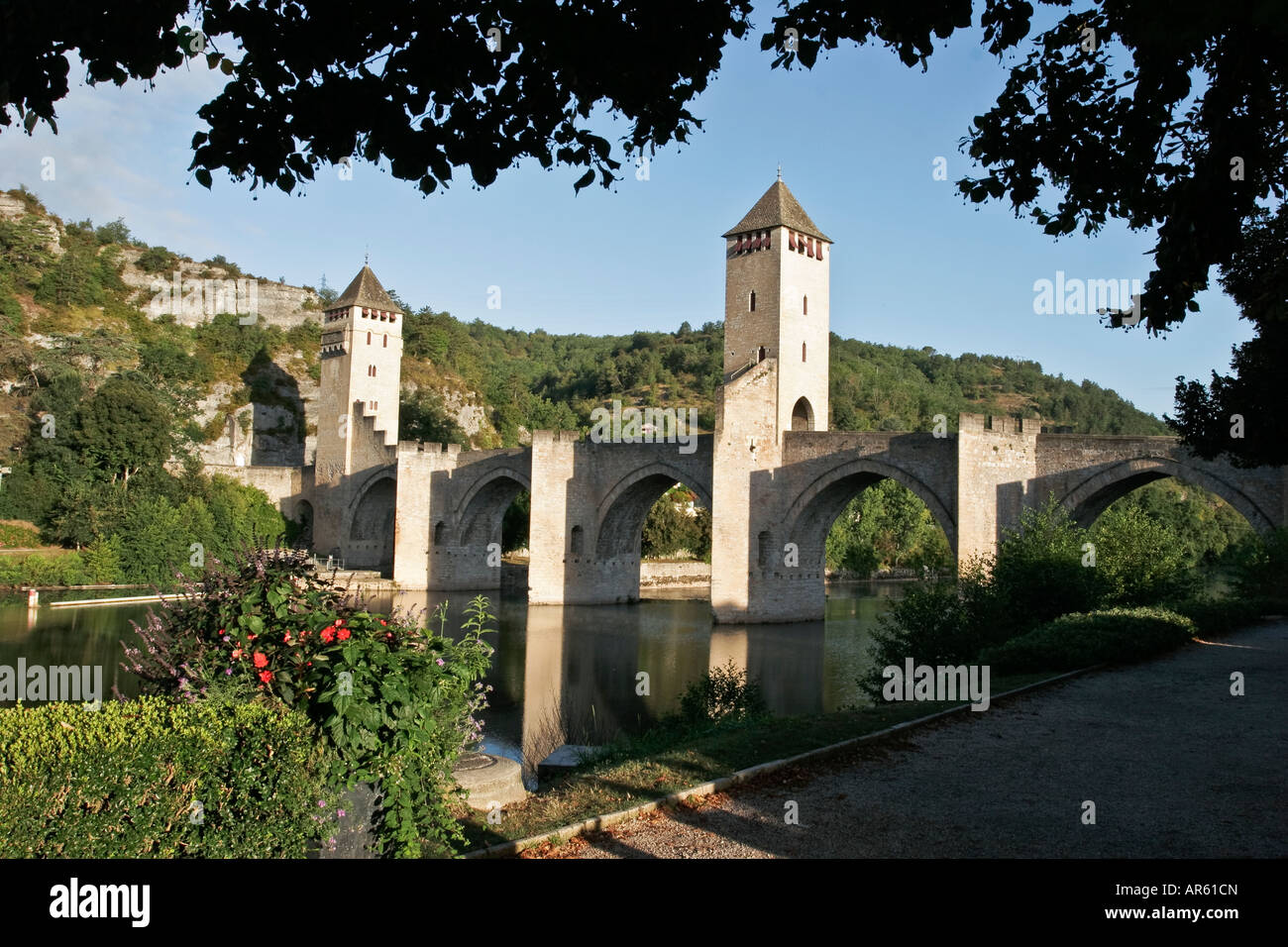 Malerische Landschaftsblick auf die Pont Valentre, die befestigte mittelalterliche Brücke über den Fluss Lot in Cahors in Süd-West Frankreich Stockfoto