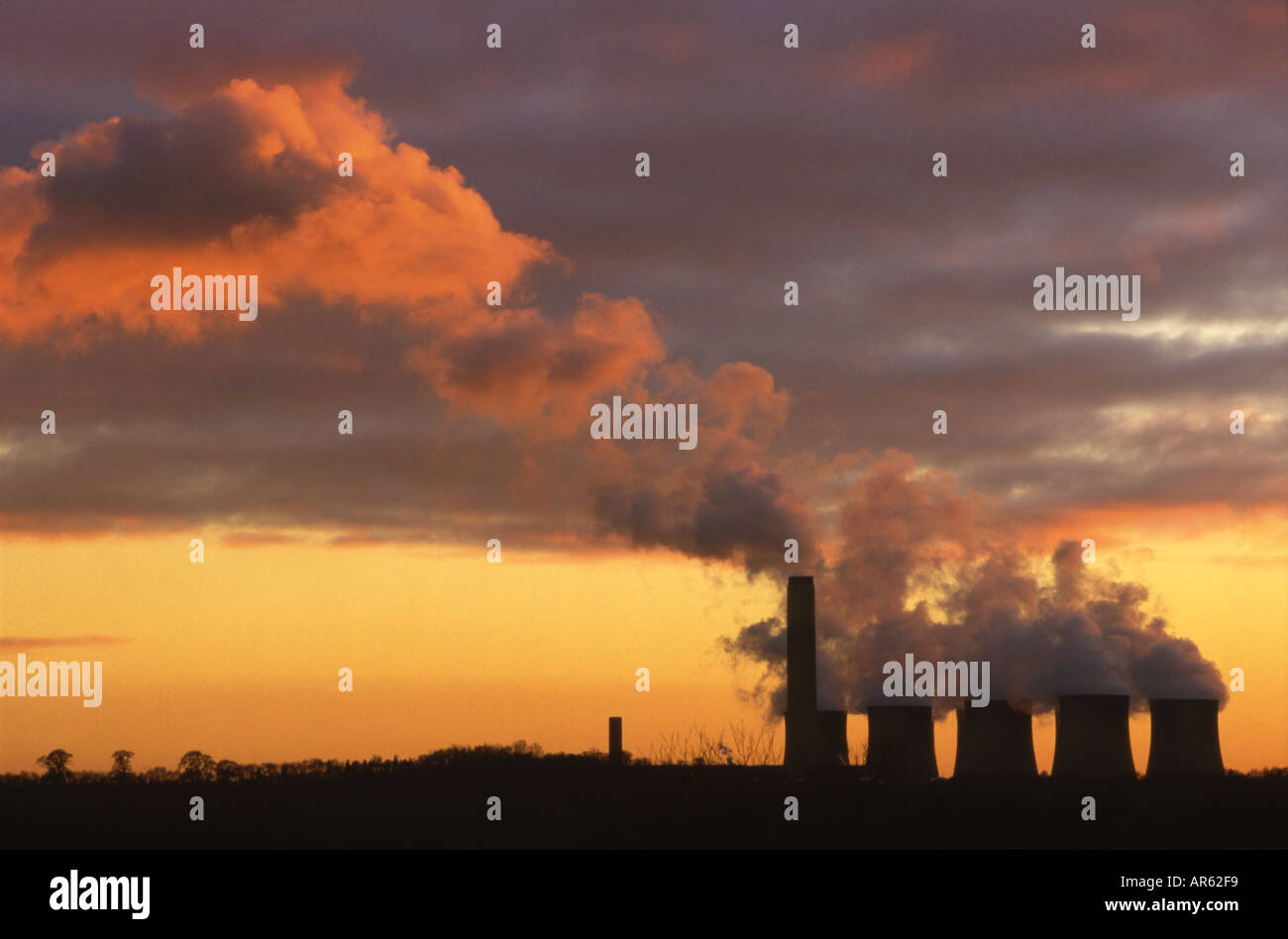 Kraftwerk und Emission Cloud bei Sonnenuntergang Stockfoto