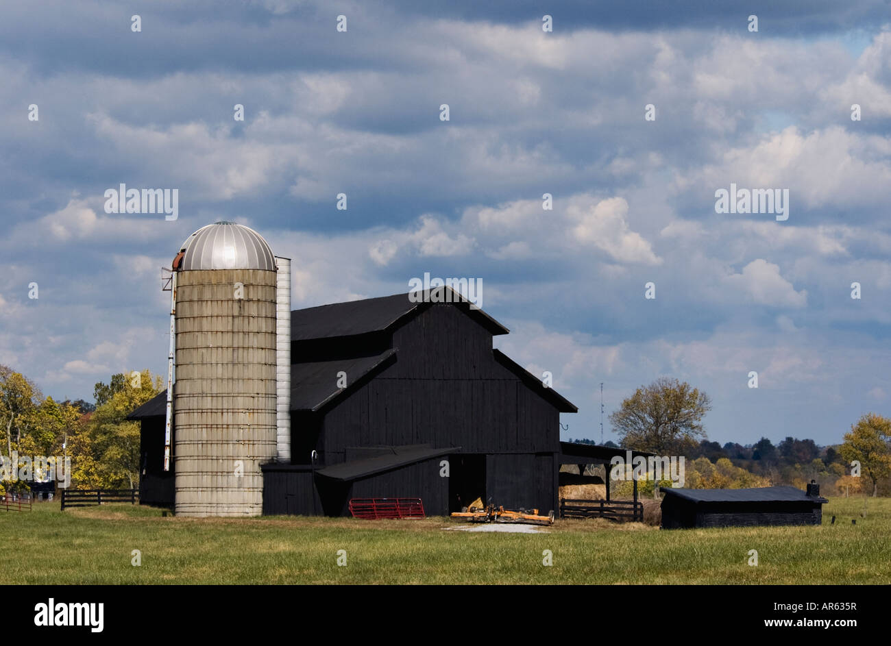 Schwarzen Scheune und Silo Lincoln County Kentucky Stockfoto