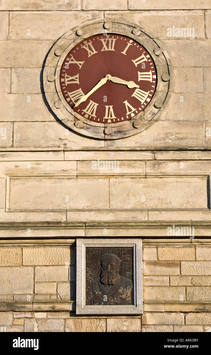 Club Haus-Uhr und die Plakette gewidmet Tom Morris an der Wand des Royal Ancient Golf Club St Andrews Scotland Stockfoto