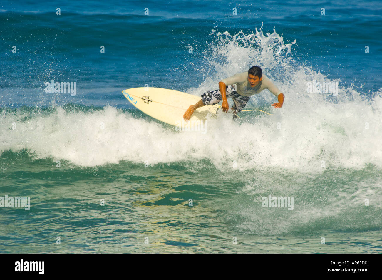 Mexiko Riviera Nayarit Dorf von Sayulita in der Nähe von Puerto Vallarta an der Pazifik-Surfer fangen eine große Welle Stockfoto