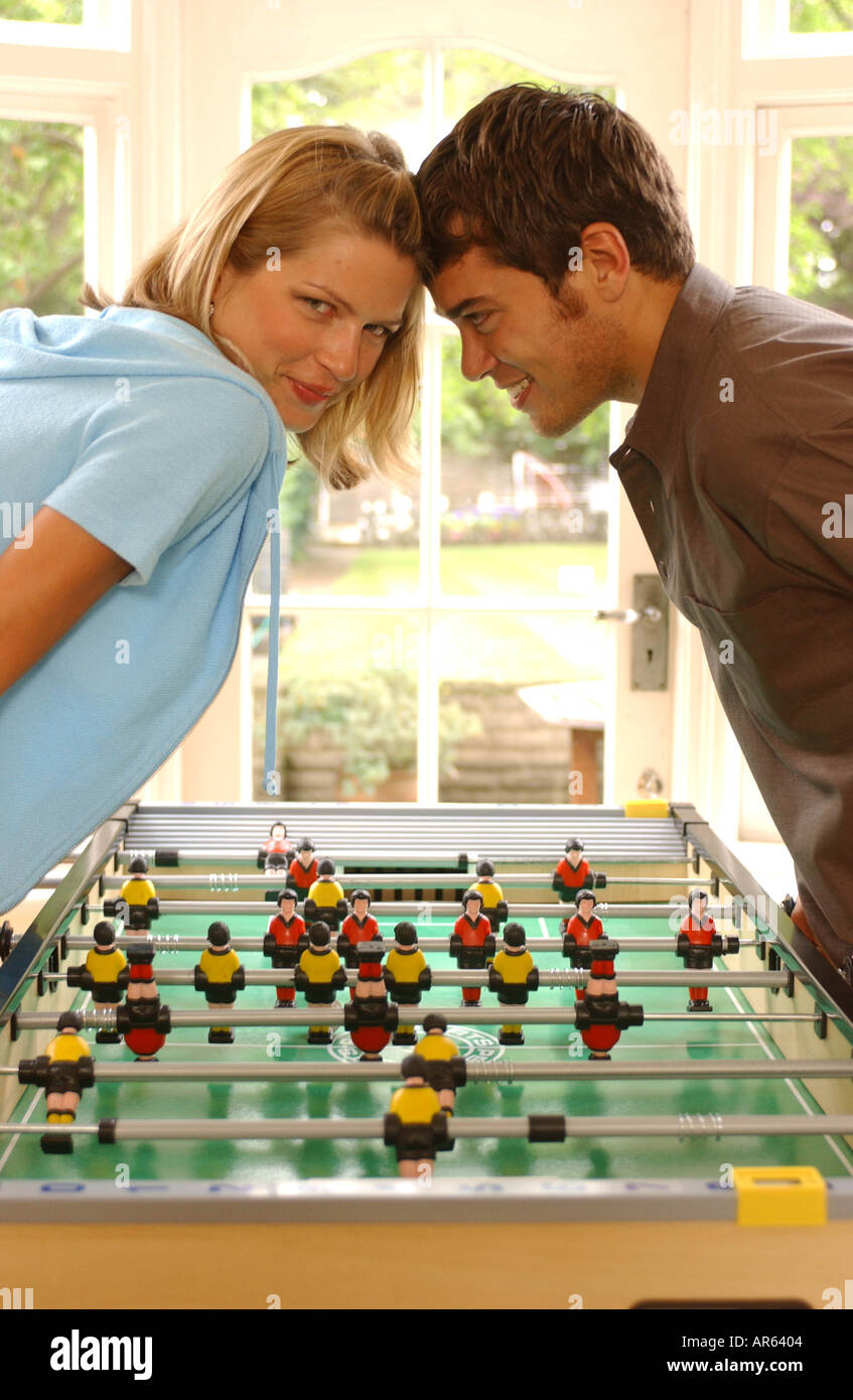 Profil von Male auf rechten Seite kurze braune Haare und braune kurze Kurzarm Hemd beugte sich über Tabelle Fußballspiel Stoppeln Stockfoto