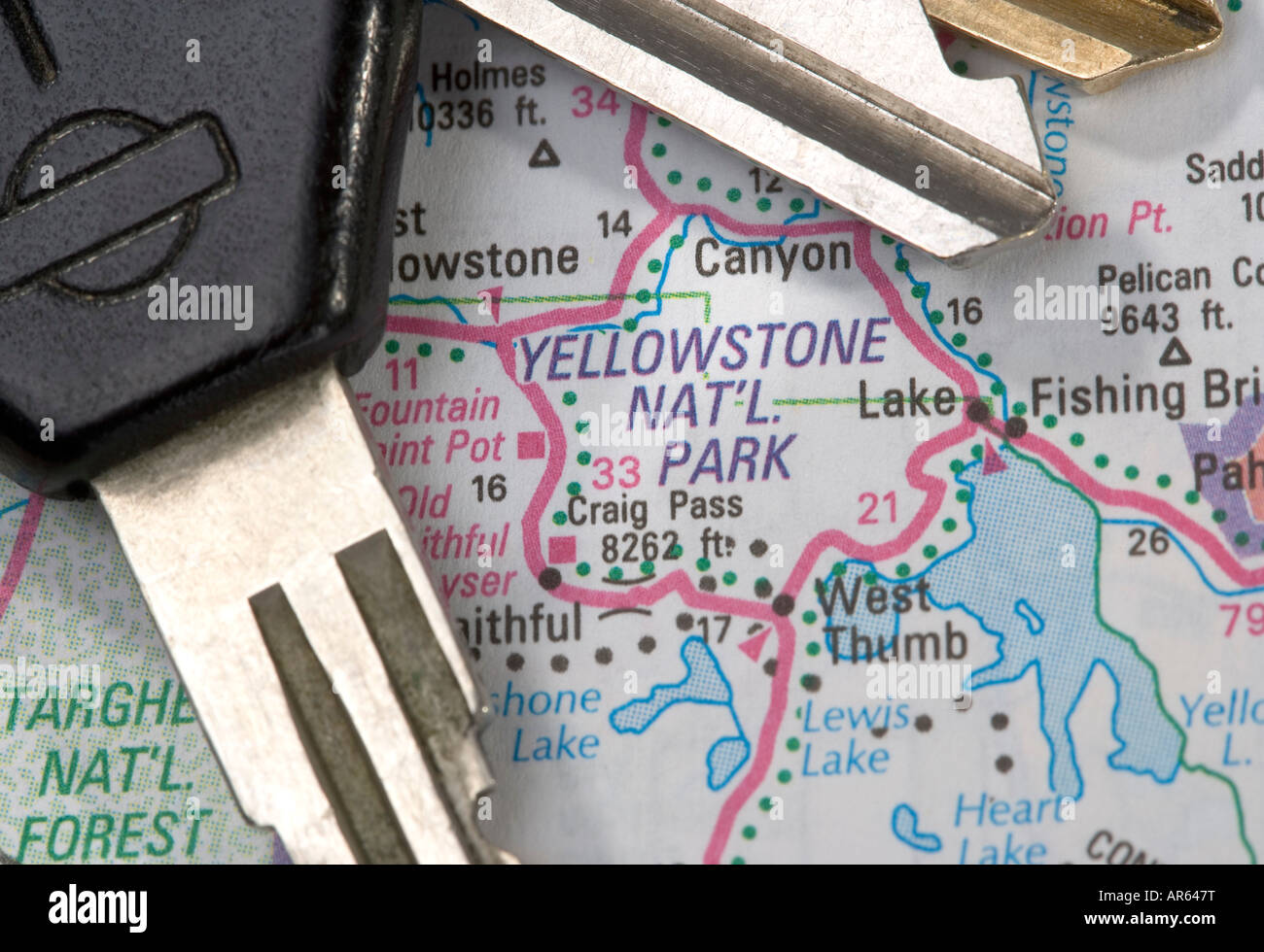 Eine Nahaufnahme von einer Karte des Yellowstone National Park mit Autoschlüssel Stockfoto