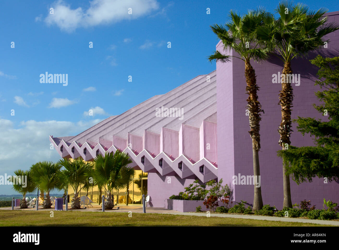 Van Wezel Performing Arts Hall Sarasota, Florida, Sehenswürdigkeit, Architektur, Gebäude, Jakobsmuschel Muschel Dach, Muschel Form, Lavendel Stockfoto