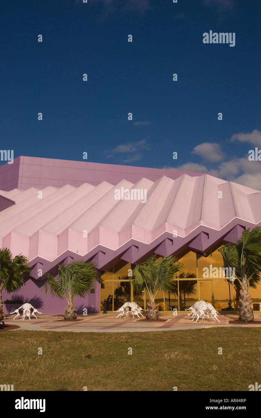 Van Wezel Performing Arts Hall Sarasota, Florida, Sehenswürdigkeit, Architektur, Gebäude, Jakobsmuschel Muschel Dach, Muschel Form lavende Stockfoto