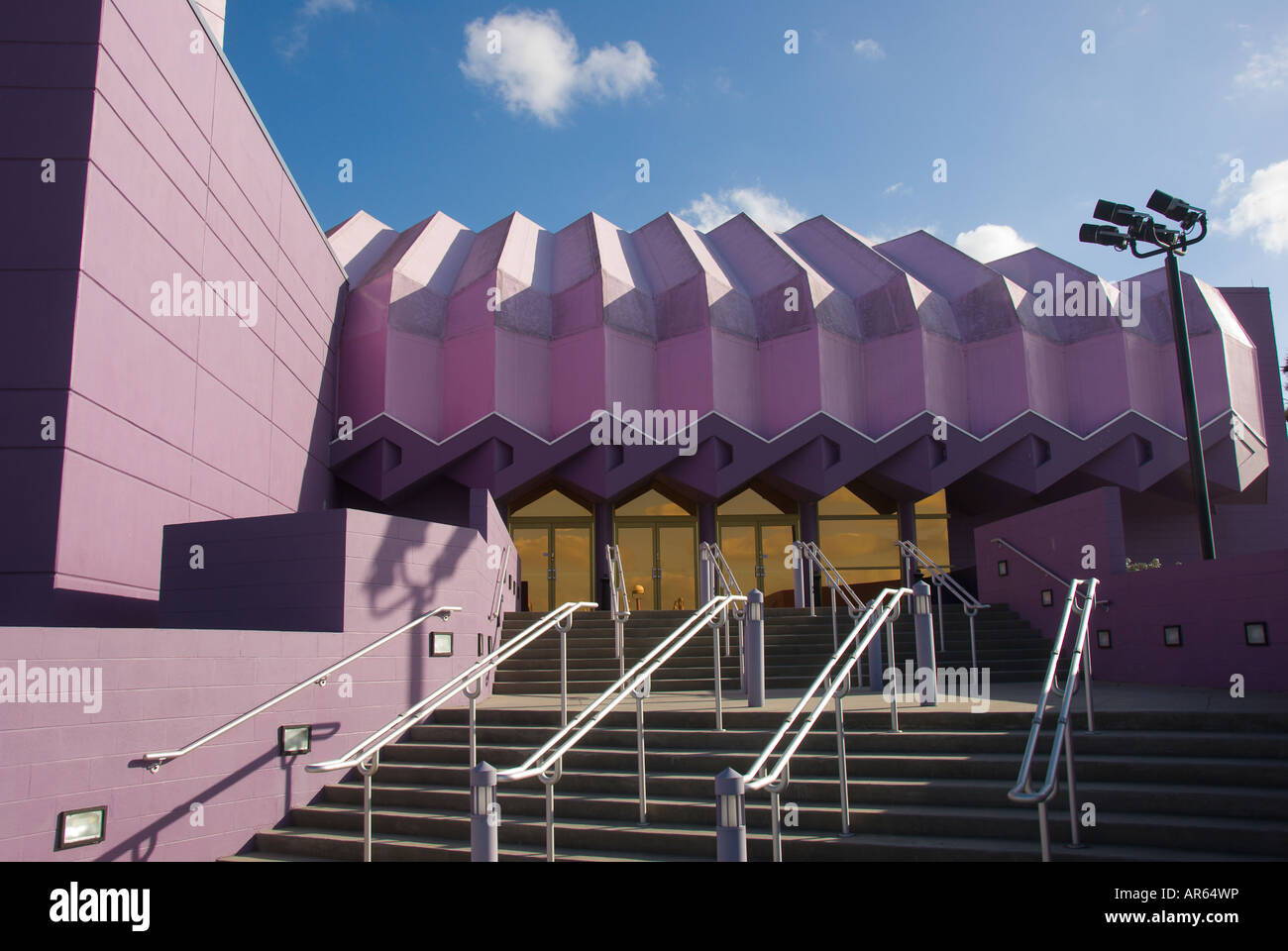 Van Wezel Performing Arts Hall Sarasota, Florida, Sehenswürdigkeit, Architektur, Gebäude, Jakobsmuschel Muschel Dach, lila Stockfoto