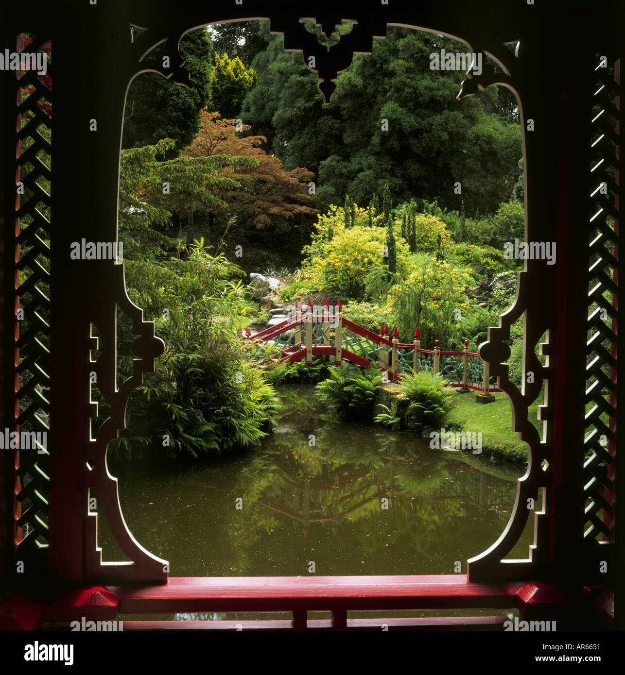 Blick durch ein Fenster in die Tempel in China zu einer Teich-Brücke in Biddulph Grange Garden Staffordshire Stockfoto