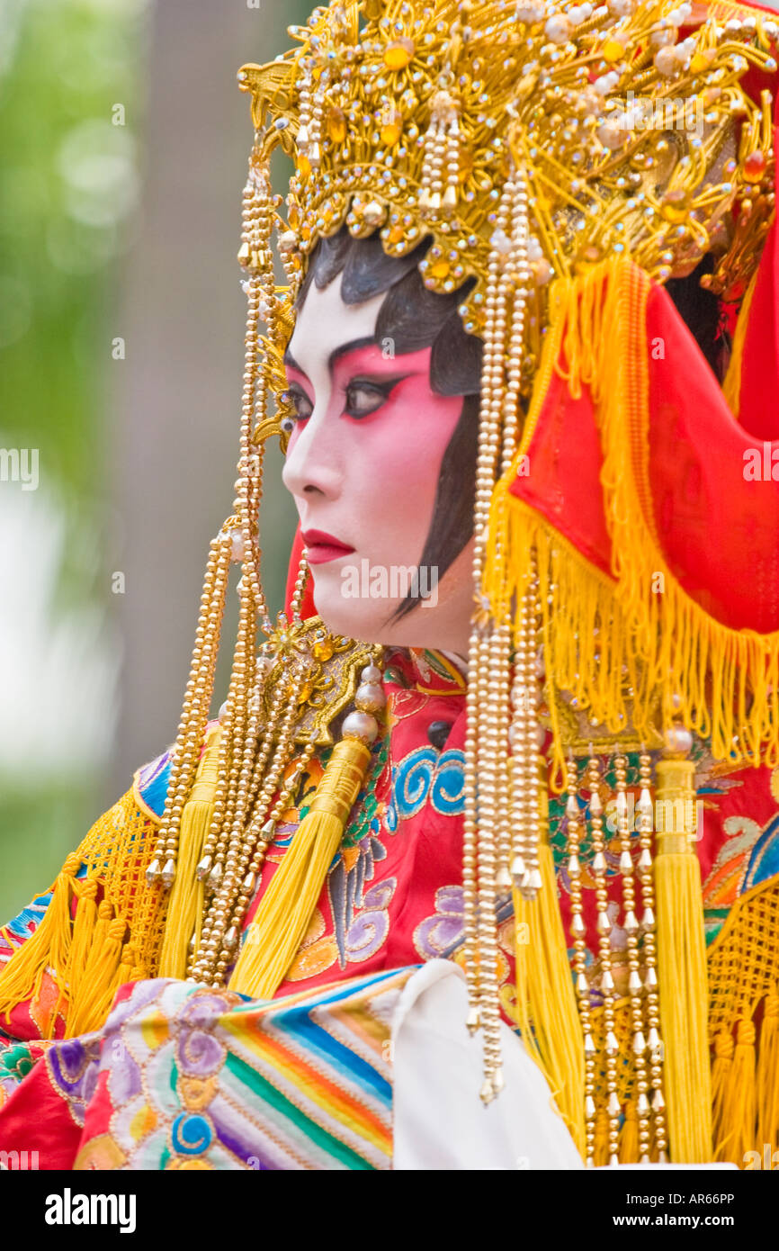 Eine chinesische Oper Schauspielerin bei einem bei einem Auftritt in Hong Kong. Teil einer Reihe von Bildern des gleichen Fotografen. Stockfoto