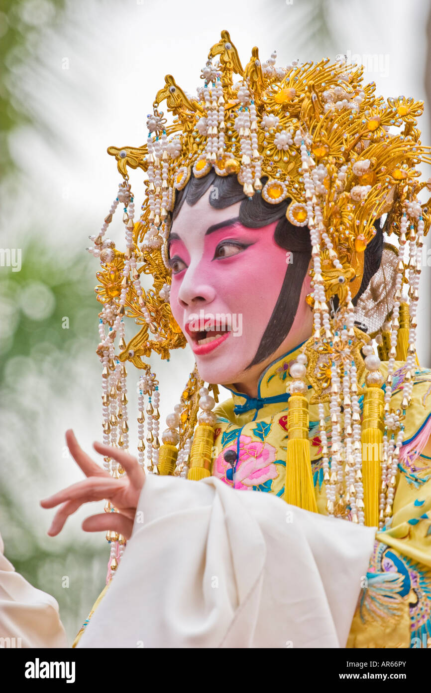 Eine chinesische Oper Schauspielerin gestikulierend während eines Auftritts in Hong Kong. Teil einer Reihe von Bildern des gleichen Fotografen. Stockfoto