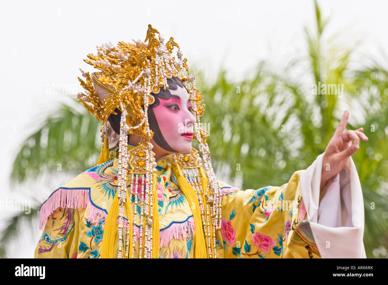 Eine chinesische Oper Schauspielerin gestikulierend während eines Auftritts in Hong Kong. Teil einer Reihe von Bildern des gleichen Fotografen. Stockfoto